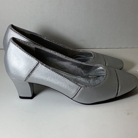 Easy Street Women's Datia Pump - Picture 9 of 14
